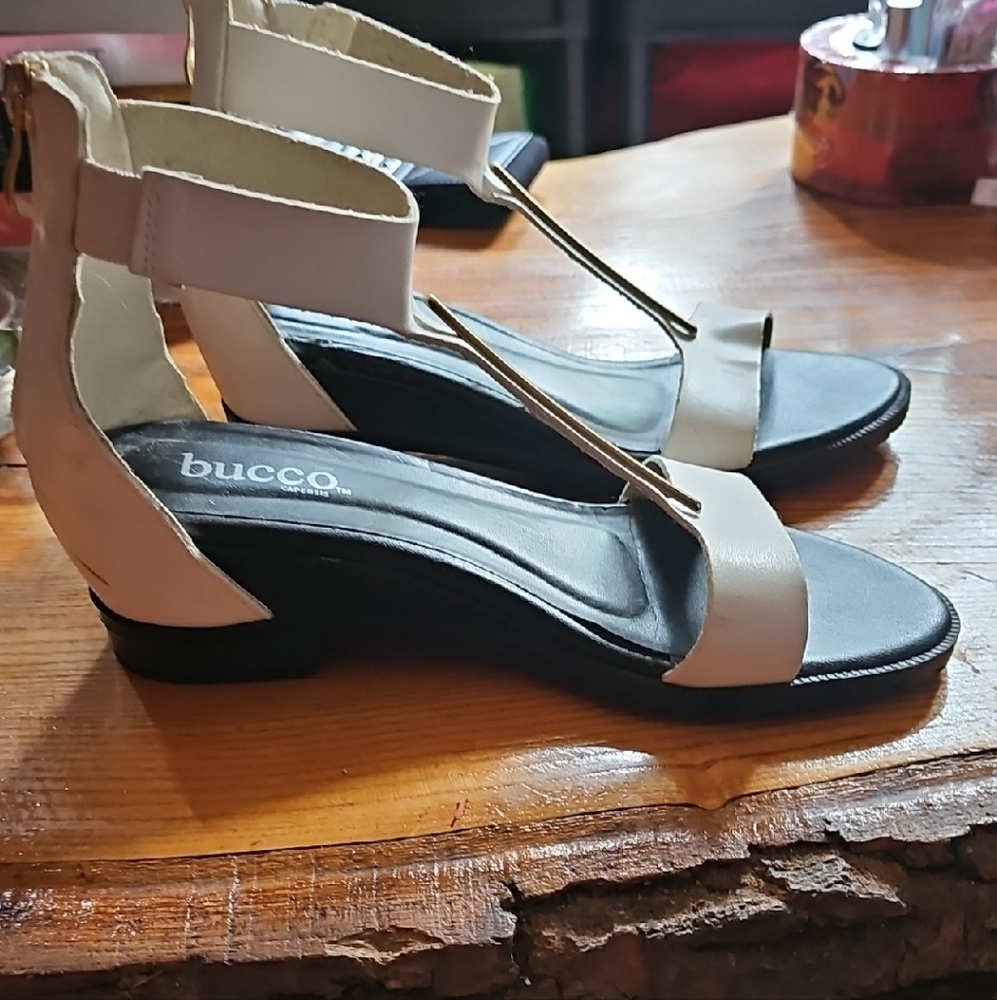Bucco Women's Elegant Black and Cream Sandals